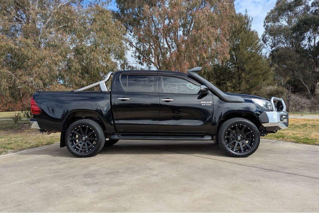 2018 Toyota Hilux SR5 4X4 Black 10