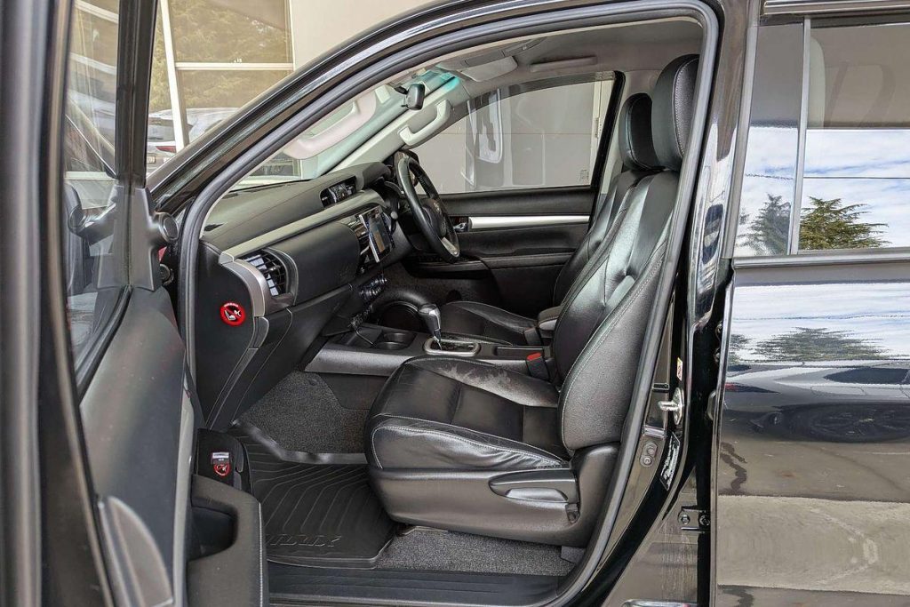 2018 Toyota Hilux SR5 4X4 Black 19