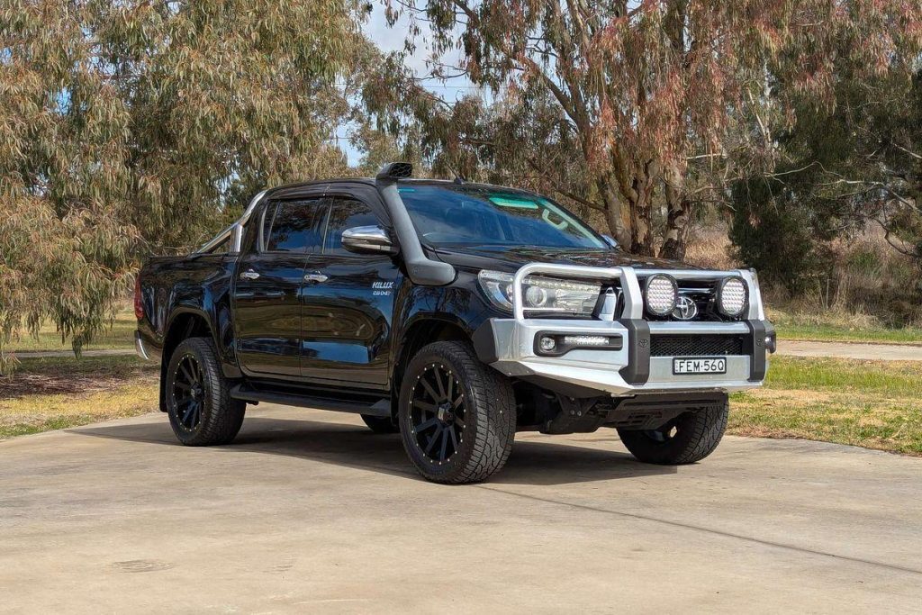 2018 Toyota Hilux SR5 4X4 Black 25