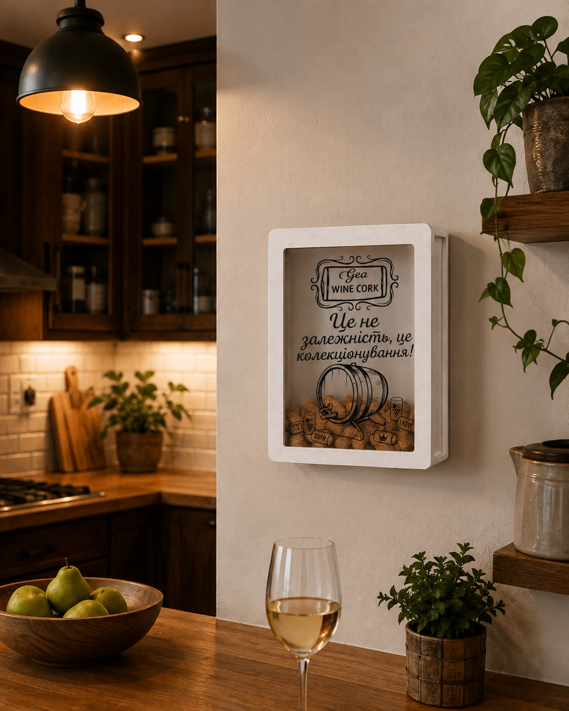 Коробка для корків на кухні біля келиха вина