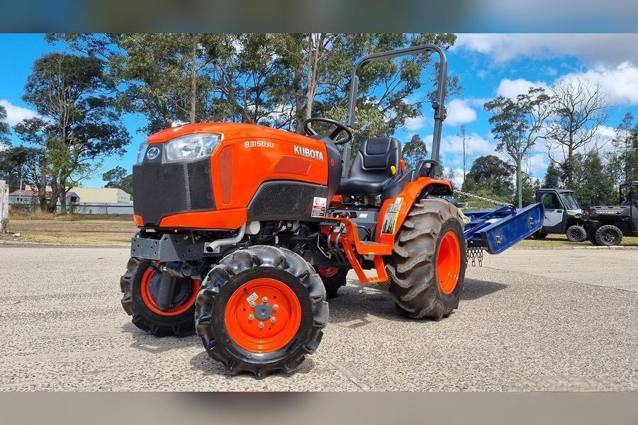 2016 Kubota B3150SU 4WD Tractor with Attachments 5