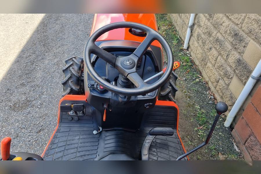 2016 Kubota B3150SU 4WD Tractor with Attachments 13