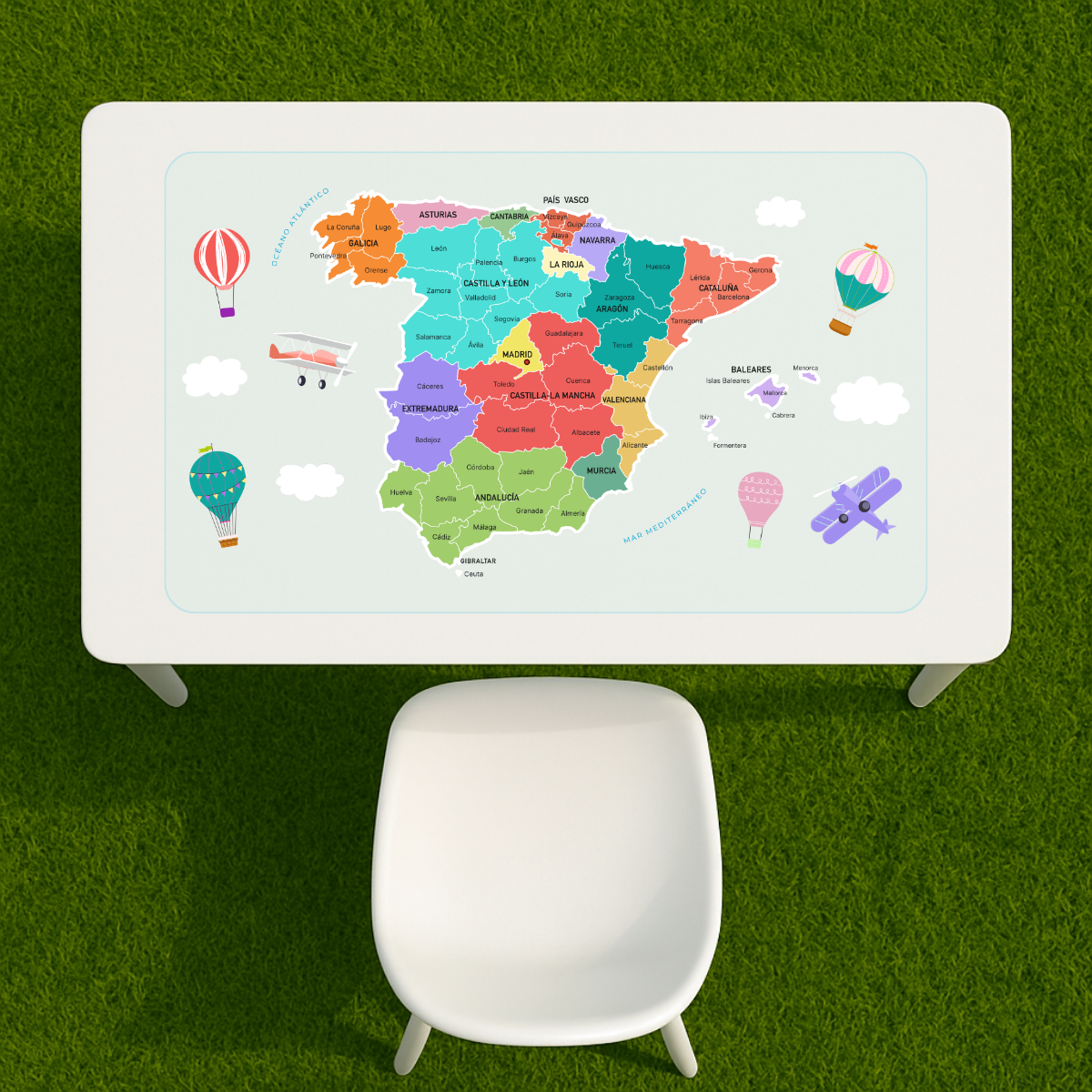 Protector mesa con Mapa de España — los niños estudian las regiones en la mesa