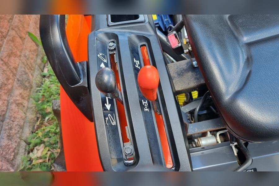 2016 Kubota B3150SU 4WD Tractor with Attachments 12