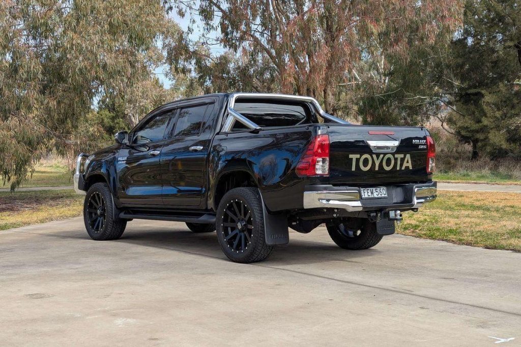 2018 Toyota Hilux SR5 4X4 Black 24