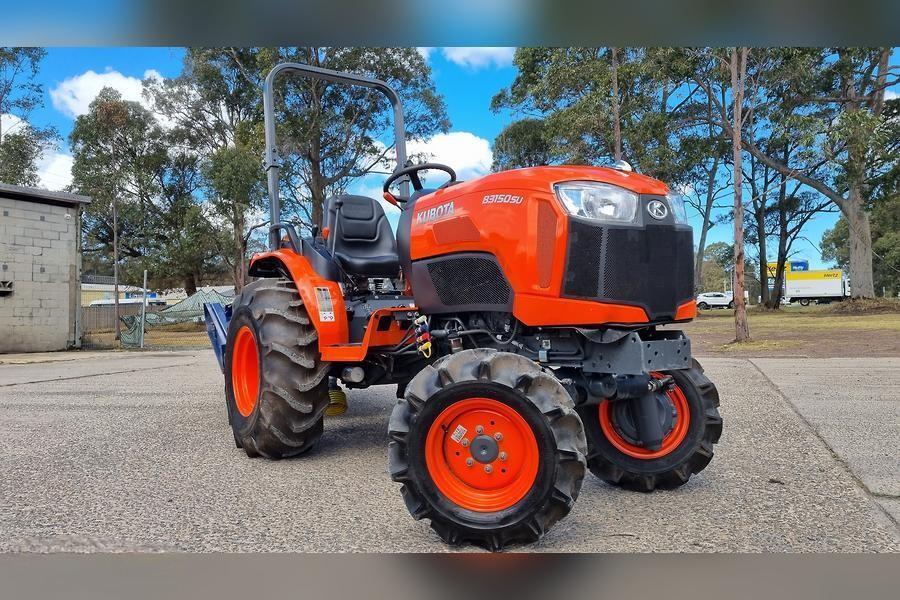 2016 Kubota B3150SU 4WD Tractor with Attachments 19