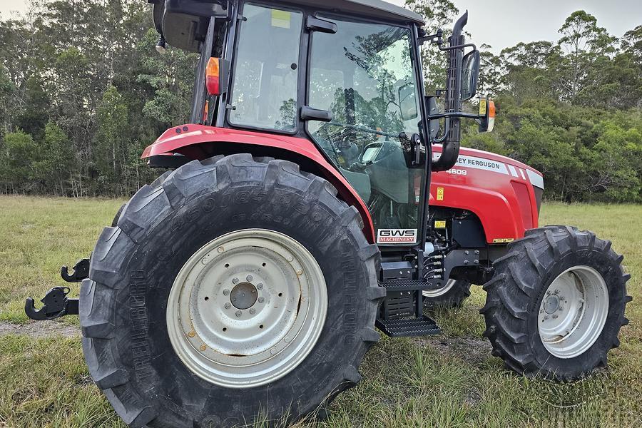 2017 Massey Ferguson 4609 Tractor 11