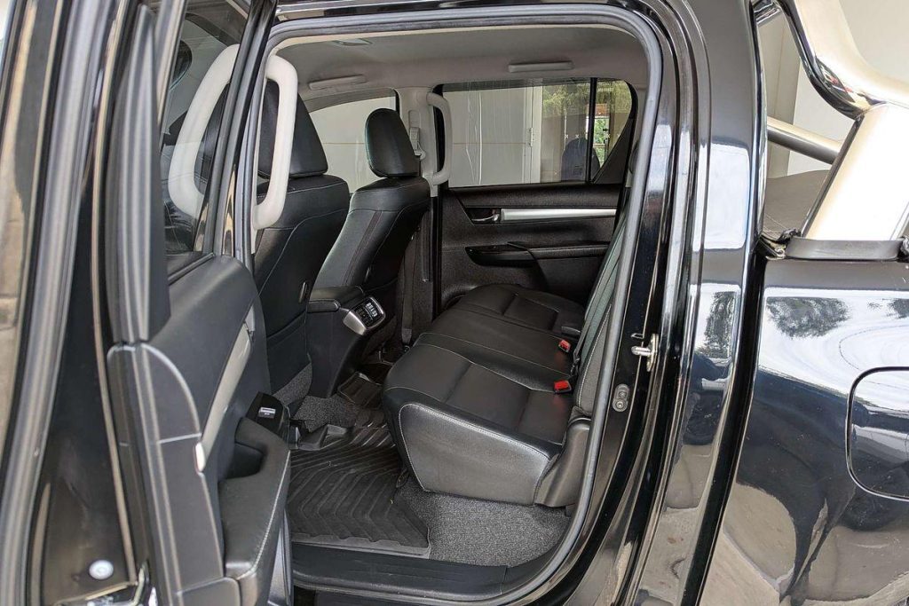 2018 Toyota Hilux SR5 4X4 Black 8