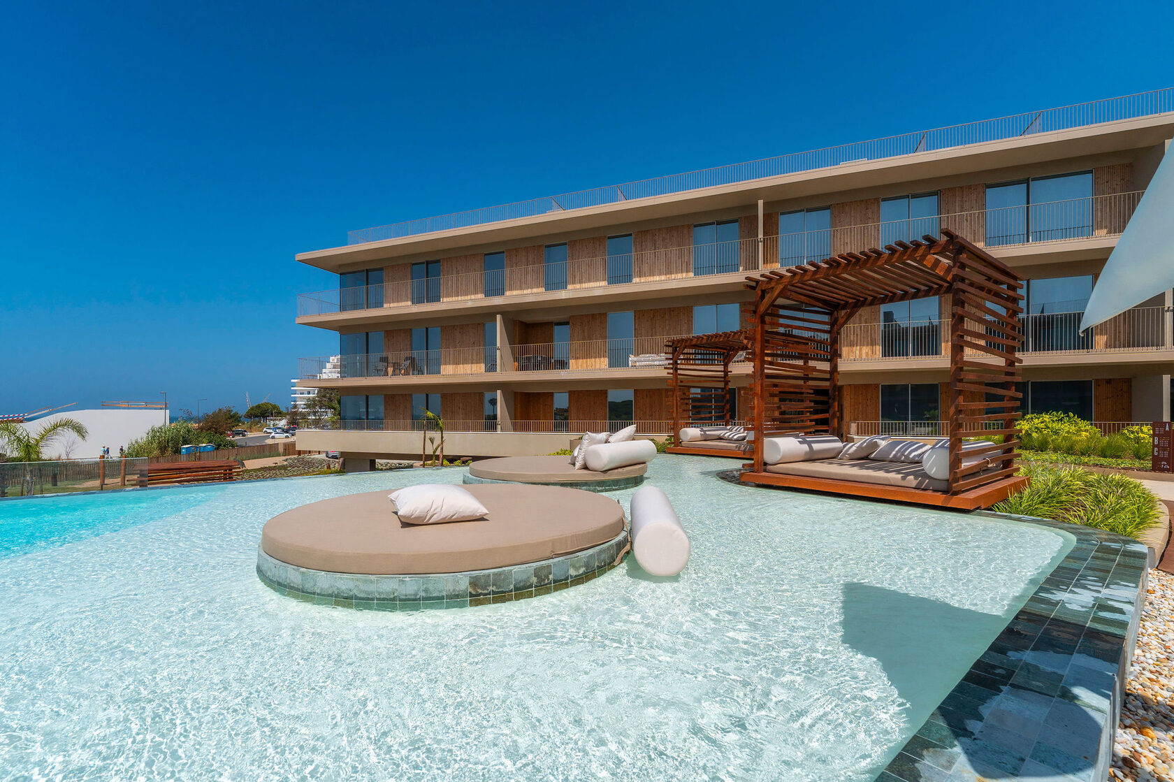 Piscina e edifício do Horizon Ocean Gardens, em Quarteira