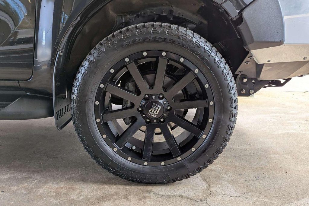 2018 Toyota Hilux SR5 4X4 Black 9