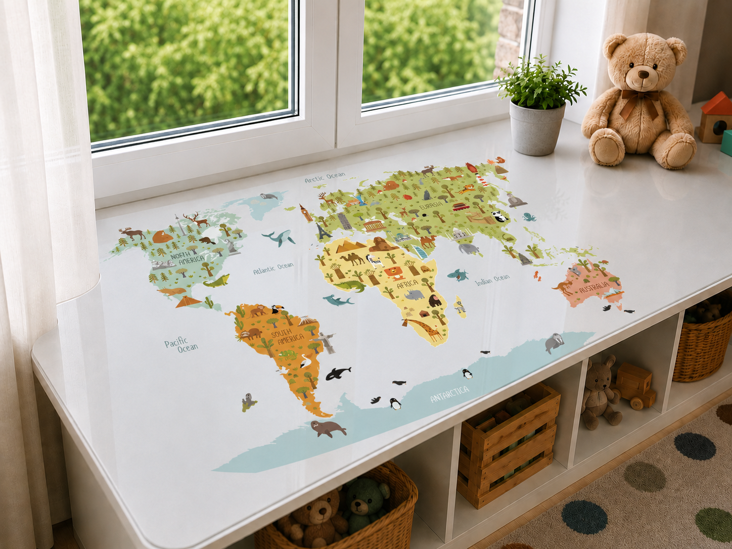 Protector mesa con estampado en el alféizar de la habitación infantil