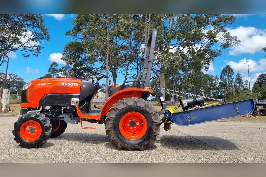 2016 Kubota B3150SU 4WD Tractor with Attachments 4