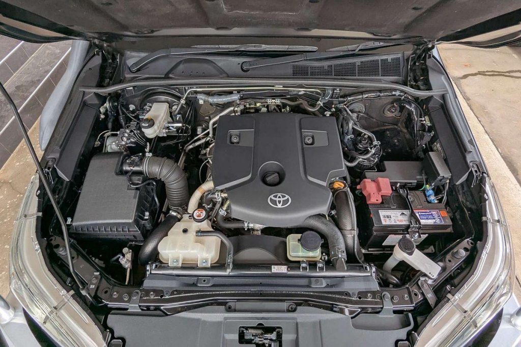 2018 Toyota Hilux SR5 4X4 Black 4