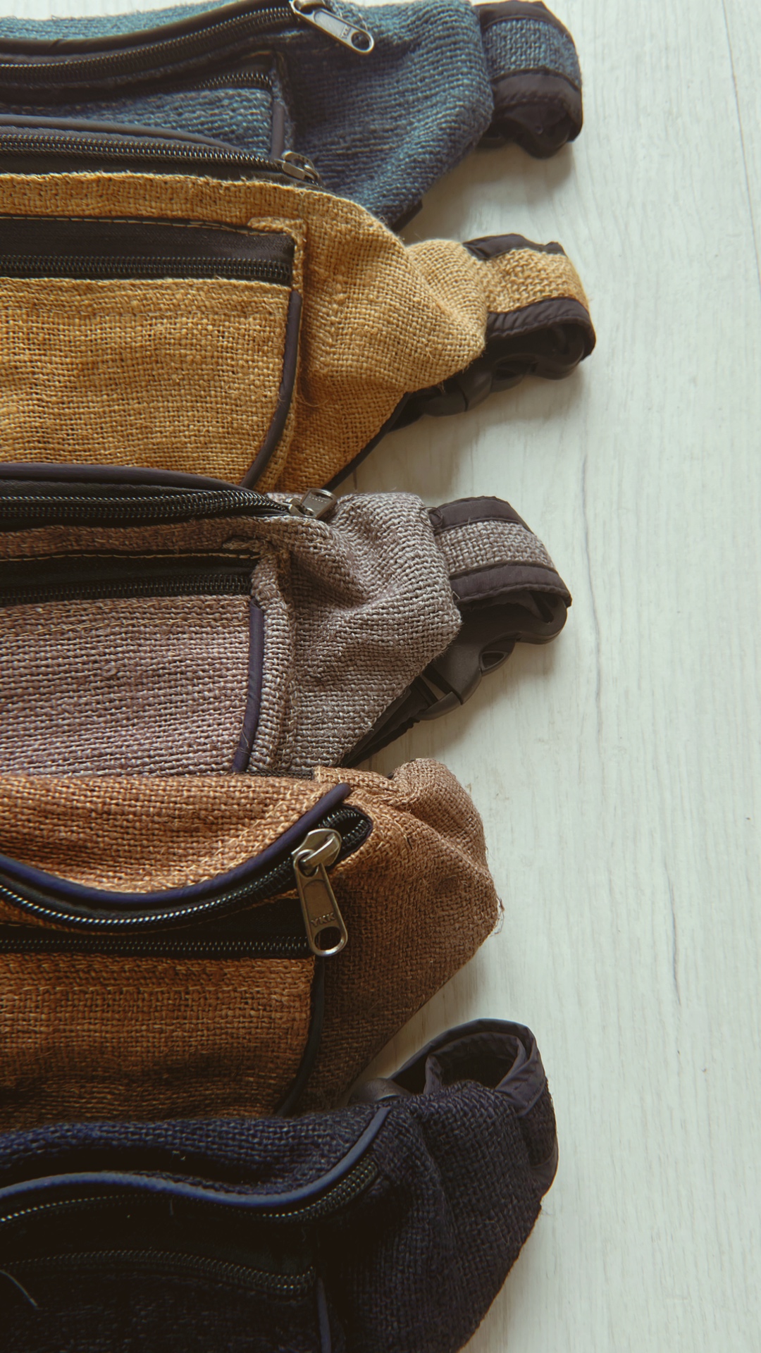 Pochetes de cânhamo BYHEMP em cores naturais