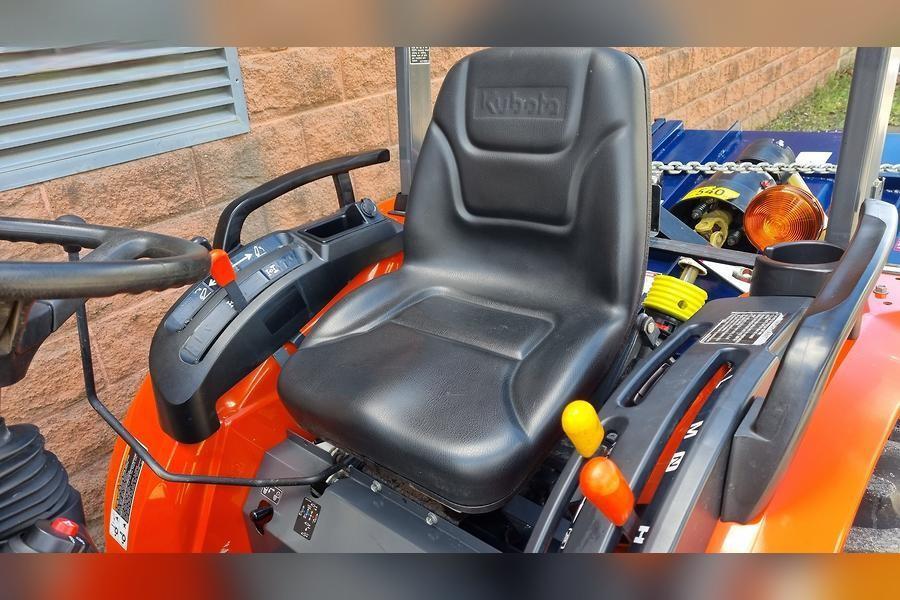 2016 Kubota B3150SU 4WD Tractor with Attachments 10
