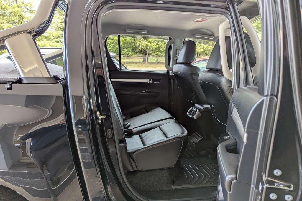2018 Toyota Hilux SR5 4X4 Black 11