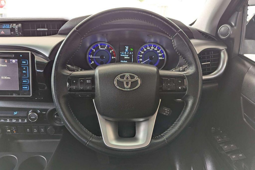 2018 Toyota Hilux SR5 4X4 Black 7