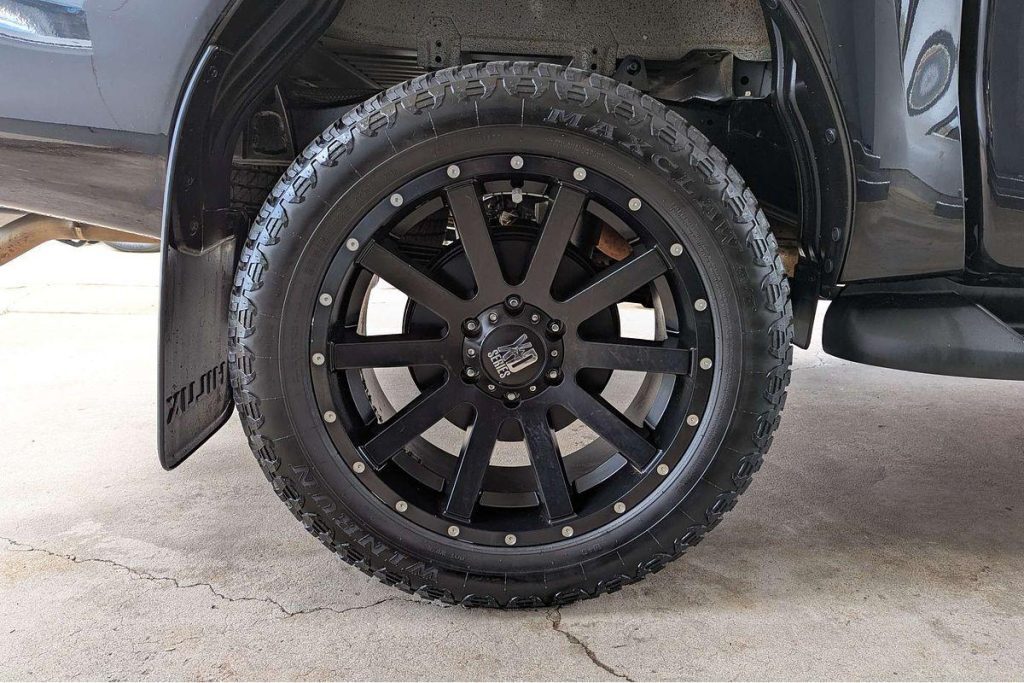 2018 Toyota Hilux SR5 4X4 Black 18