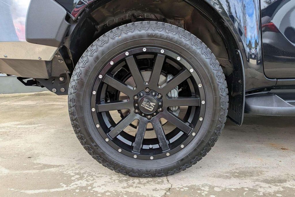 2018 Toyota Hilux SR5 4X4 Black 15