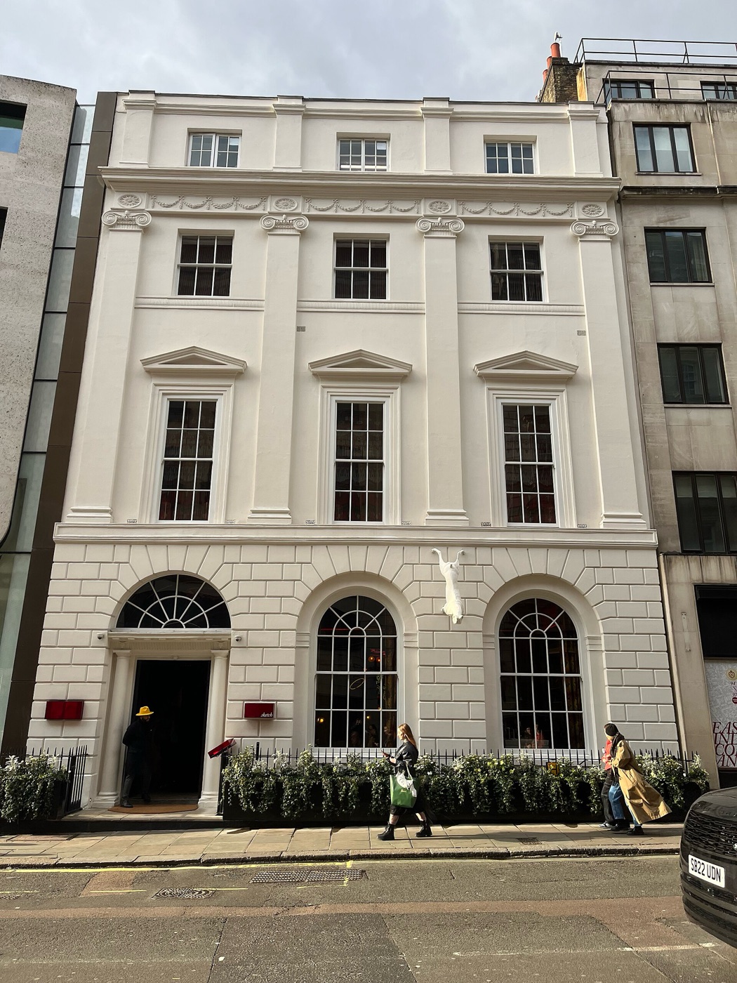 Фасад Sketch на Conduit Street с белой собакой над окнами