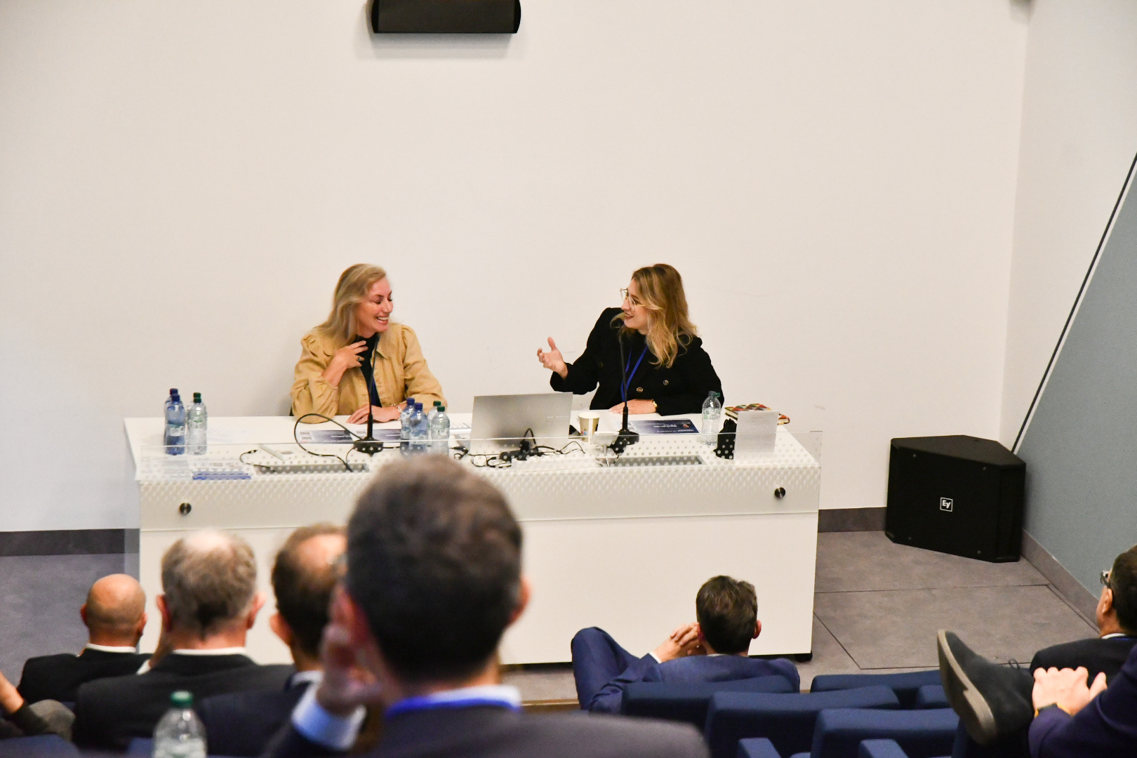 Anastasia Moroz in dialogo con una relatrice durante il workshop