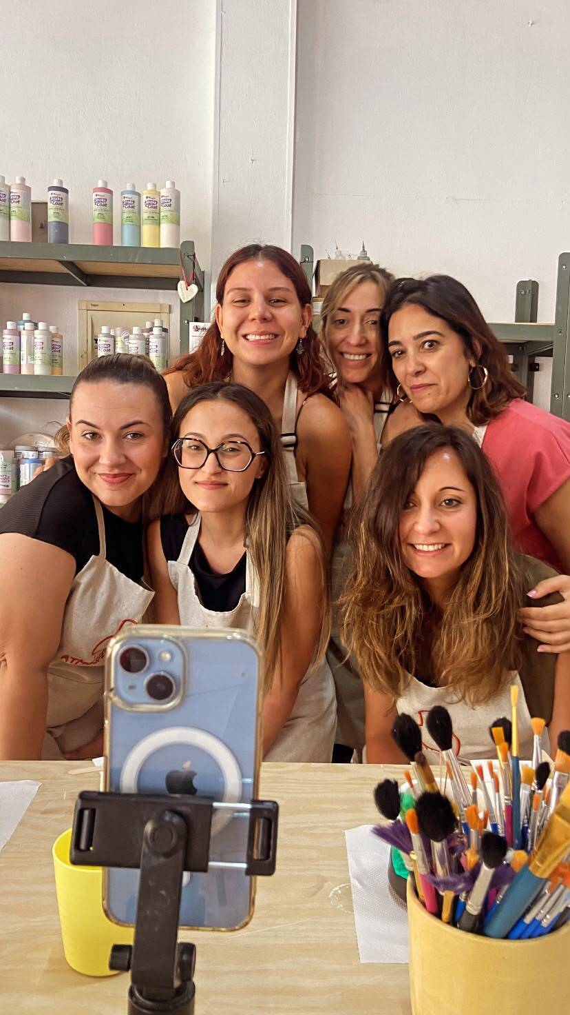 Grupo de niños en un taller de cerámica celebrando un cumpleaños