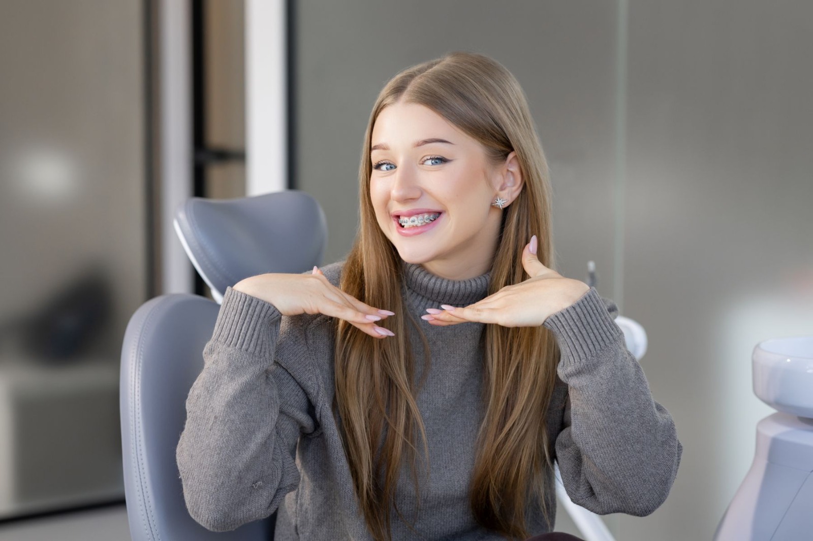 Pacientă My Dental Clinic zâmbind cu aparat dentar cu brackets metalici