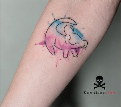 Elefanten-Tattoo mit farbigen Aquarell-Akzenten von Kosta