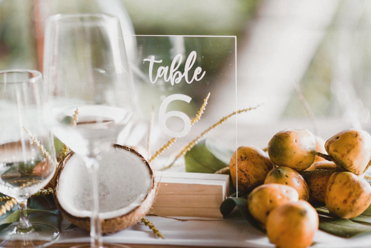 número de mesa y cocos frescos en la recepción de una boda en Makanda