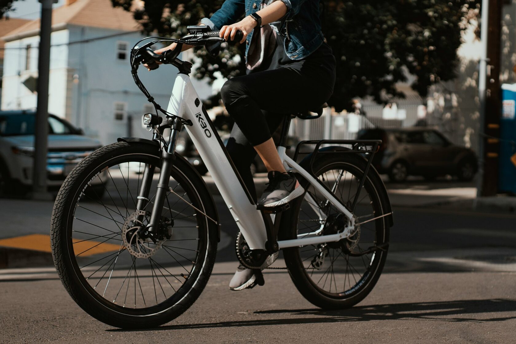 Bicicleta elétrica em via urbana
