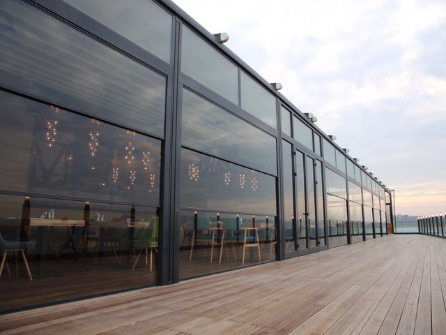 SKYLINE glazing wall along a seaside restaurant deck