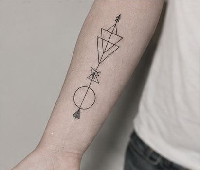 Geometrisches Tattoo mit Kreisen und Dreiecken von Kosta