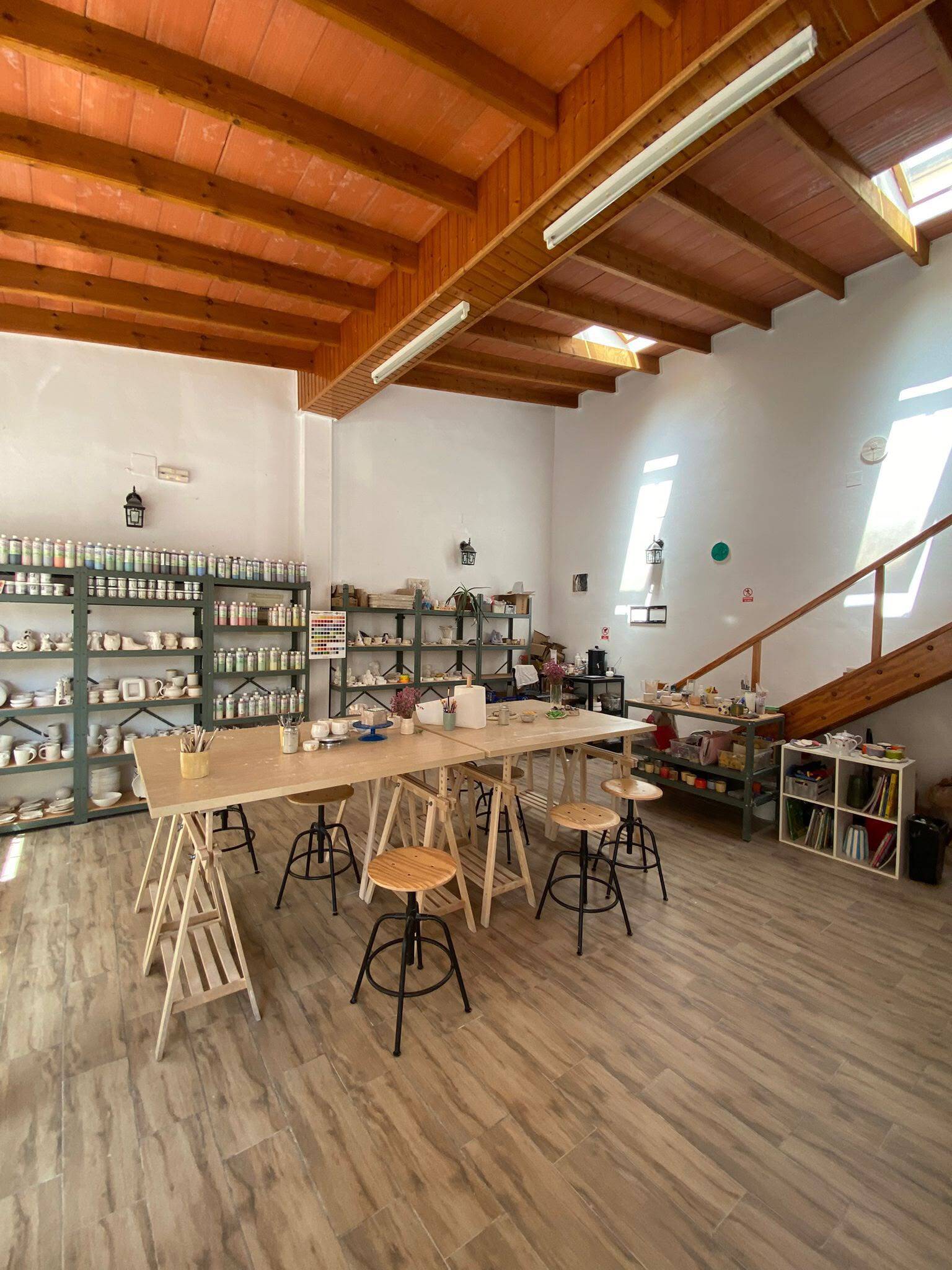 Interior del taller Atmósfera con luz mediterránea y estanterías de piezas