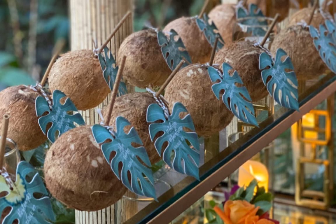 cocos de bienvenida con tarjetas en forma de hoja de monstera en el cóctel de bienvenida de una boda, Makanda by the Sea, Manuel Antonio