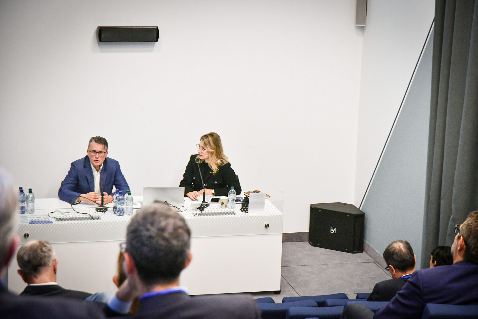 Discussione tra un relatore e Anastasia Moroz davanti al pubblico del workshop
