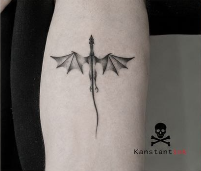 Drachen-Tattoo mit ausgebreiteten Flügeln von Kosta
