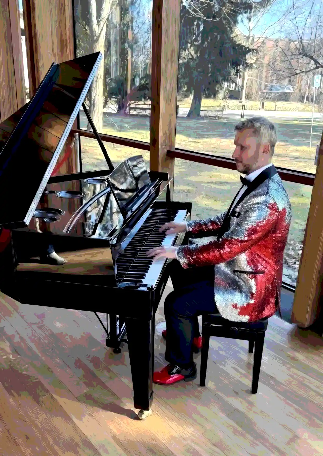 Pianista w cekinowej marynarce gra na fortepianie do kolacji