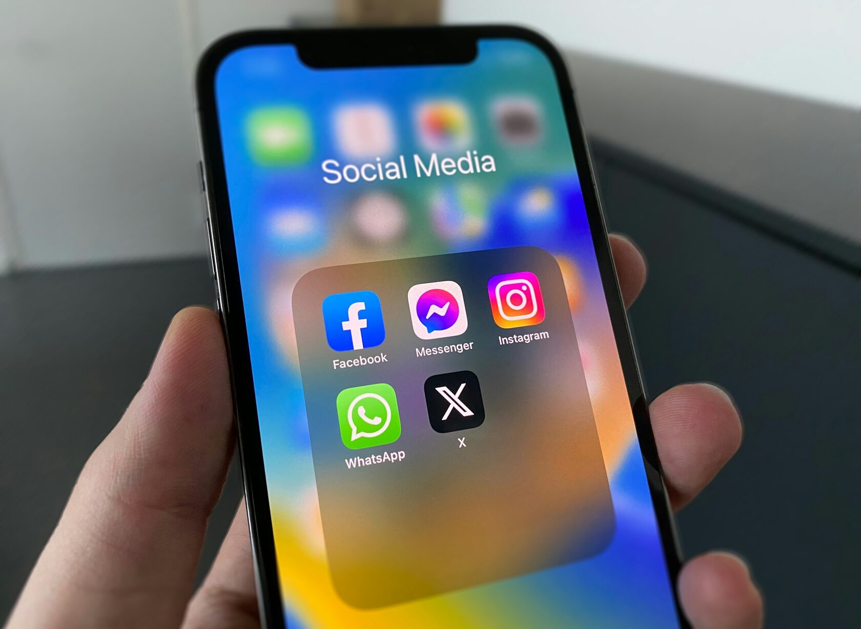 Smartfon ekranidagi ijtimoiy tarmoqdagi reklama posti