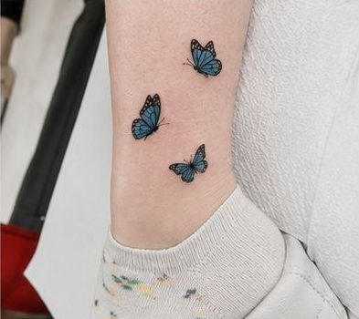 Drei blaue Schmetterlinge als Tattoo von Kosta