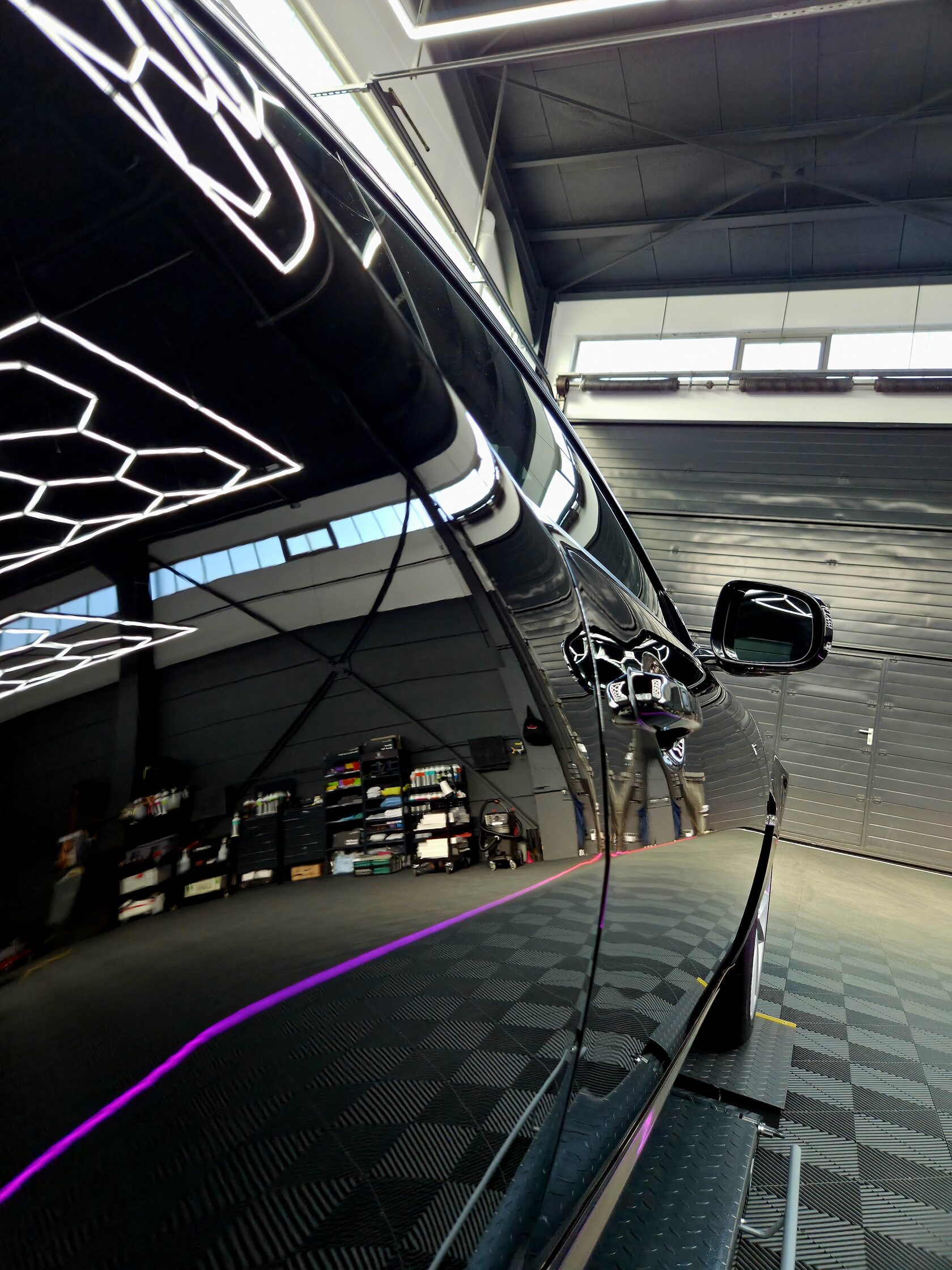 Professionelle Handwäsche eines Fahrzeugs in der Car Concept Manufaktur