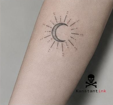 Mondsichel mit Punkten und Strahlen als Tattoo von Kosta