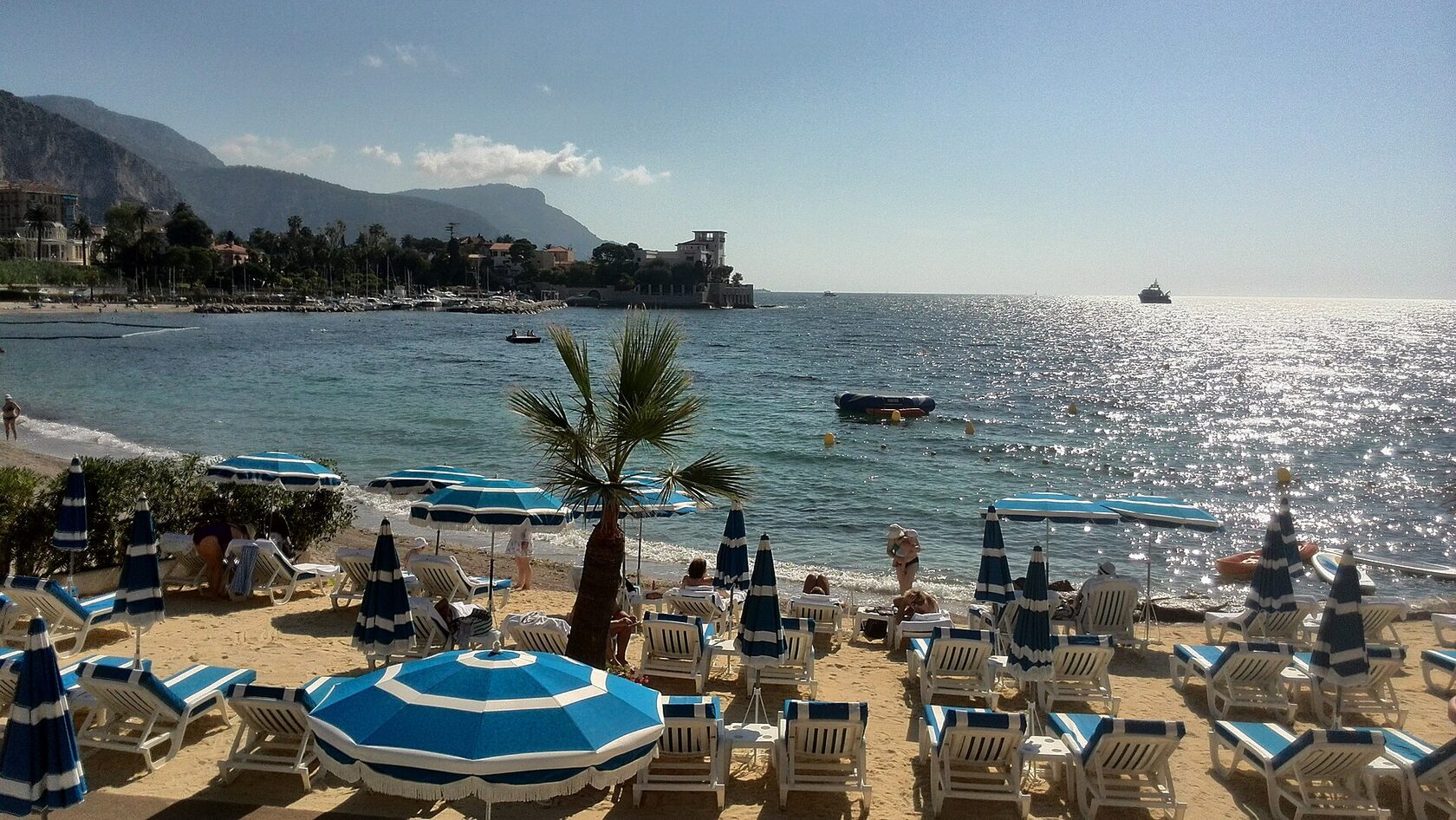 The beach and Baie des Fourmis in Beaulieu-sur-Mer