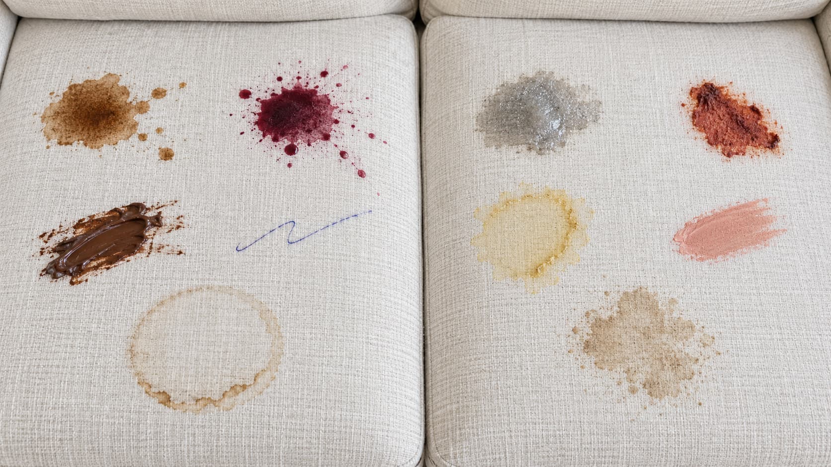 Flecken auf dem Sofa entfernen – Shikardos Reinigung Symbolbild: zehn typische Flecken auf hellem Sofastoff, von Kaffee, Rotwein und Fett über Blut und Schokolade bis Kugelschreiber und Wasserrand. Shikardos Reinigung aus Frankfurt zeigt, welche Erste Hilfe bei welchem Fleck hilft.