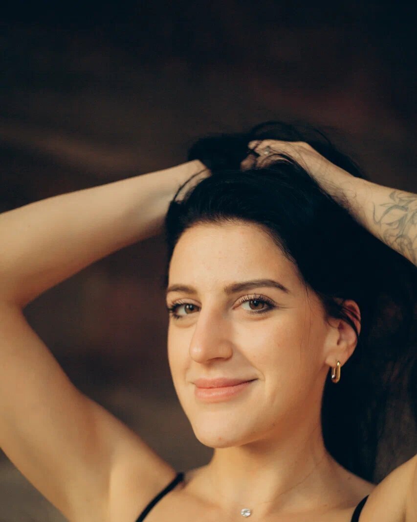 Portrait of a smiling woman with her hands in her hair