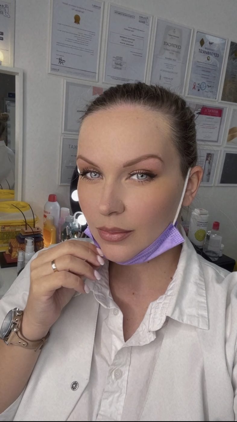 Yulia Valkovich en cabinet, chemise blanche, masque abaissé — bilan cicatrice Paris 16e