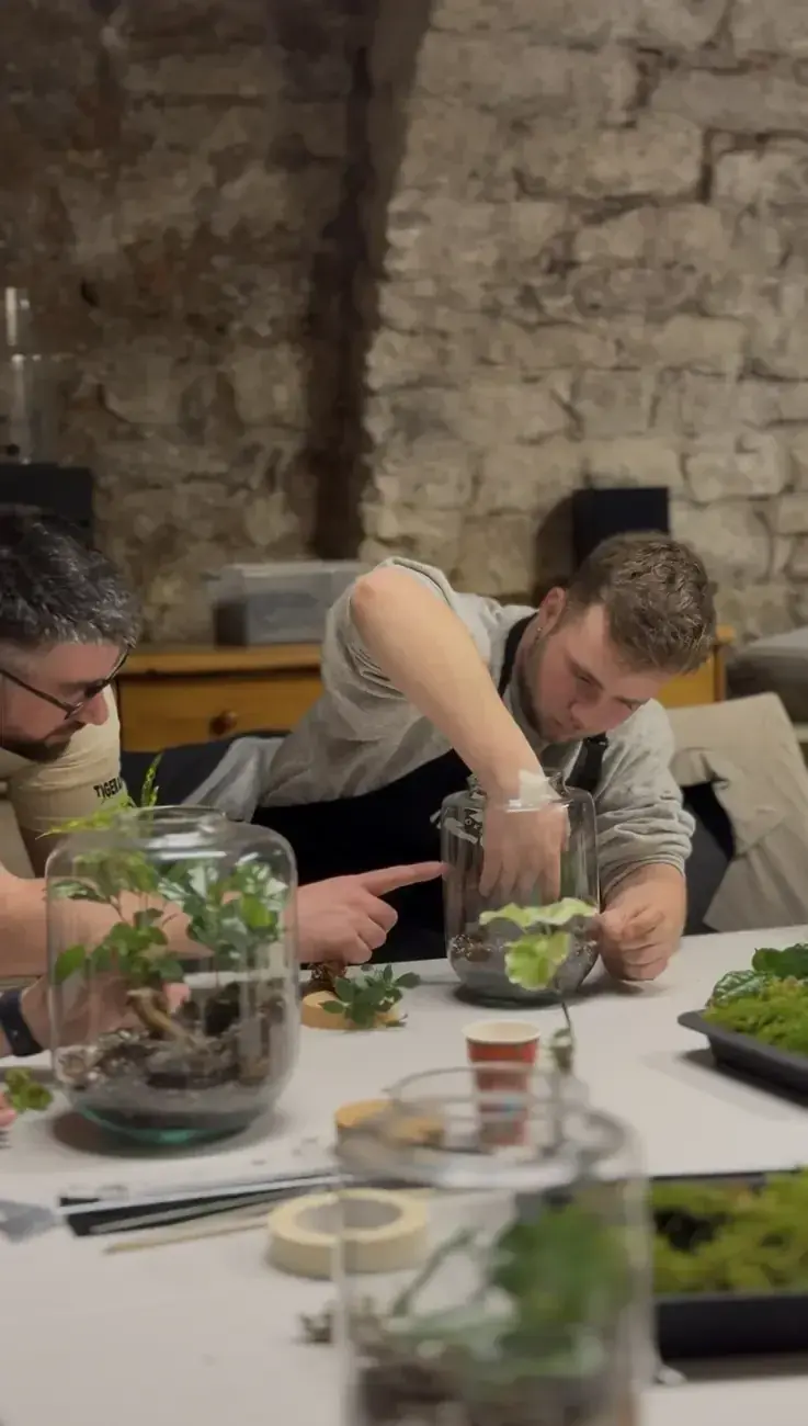Workshopleiter erklärt den Aufbau eines Biotops