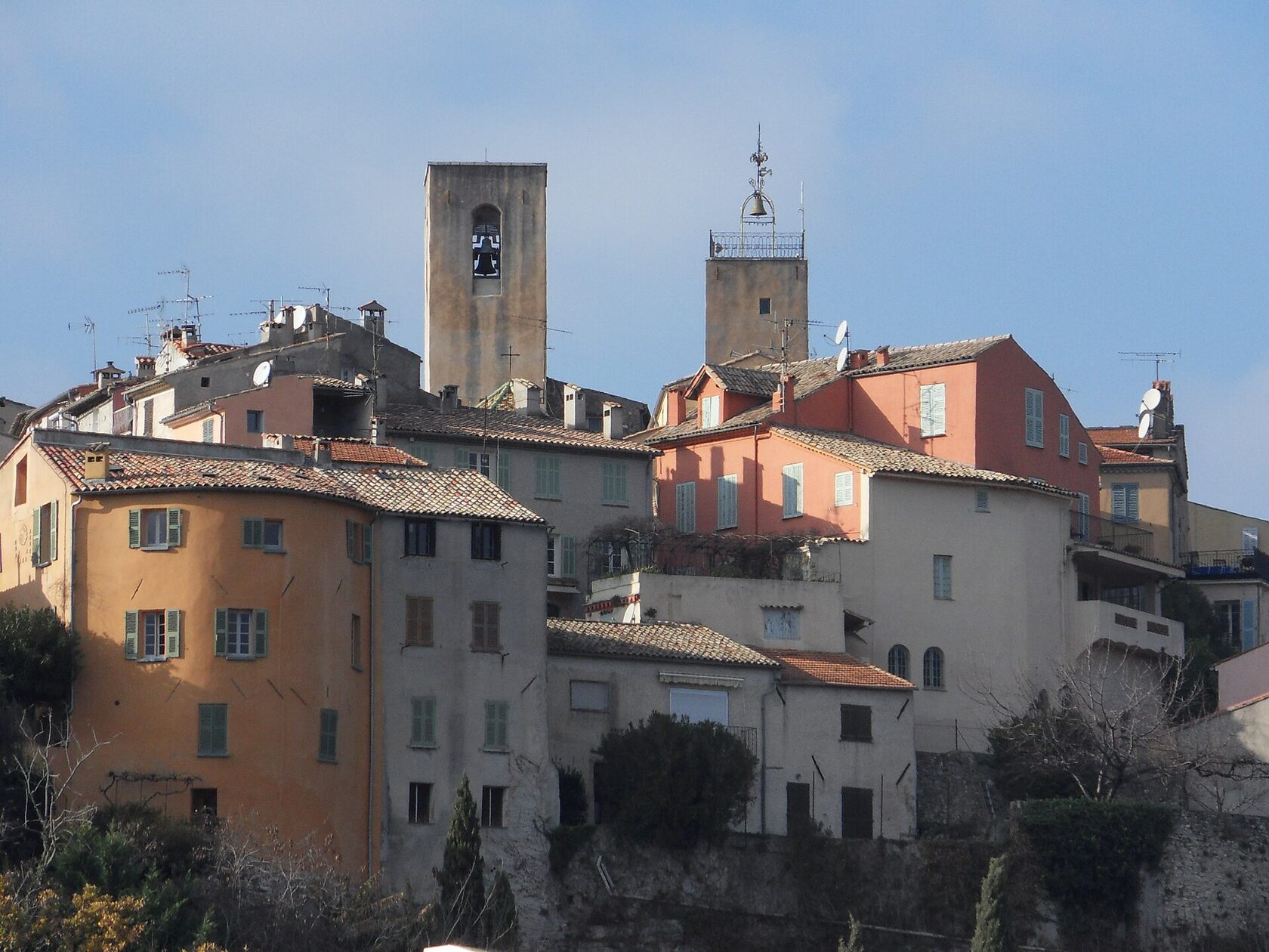Vieux village de Biot sur sa colline