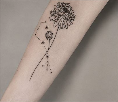 Florales Tattoo mit feinen Linien und Punkten von Kosta