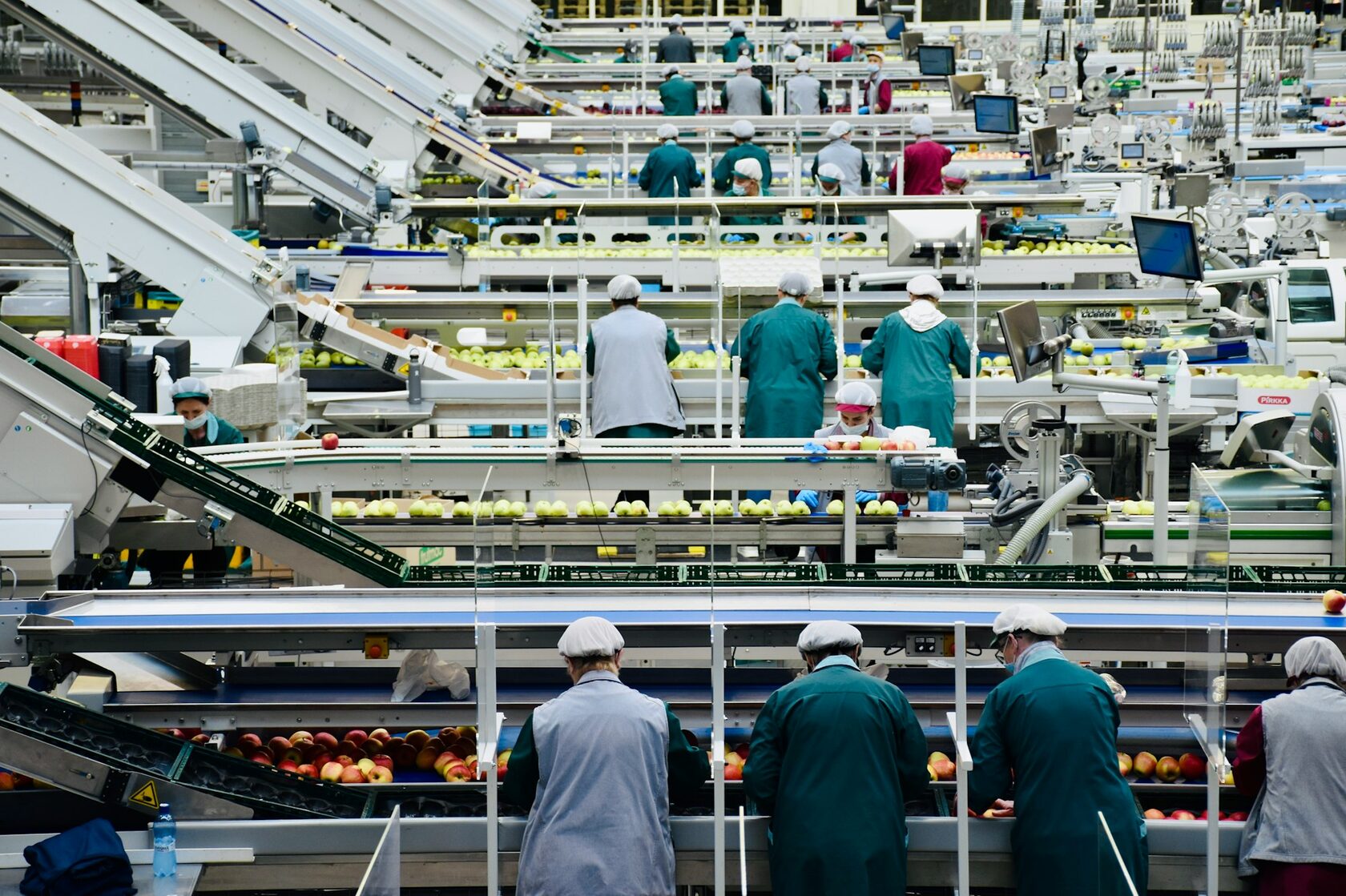 Работники на производственной линии