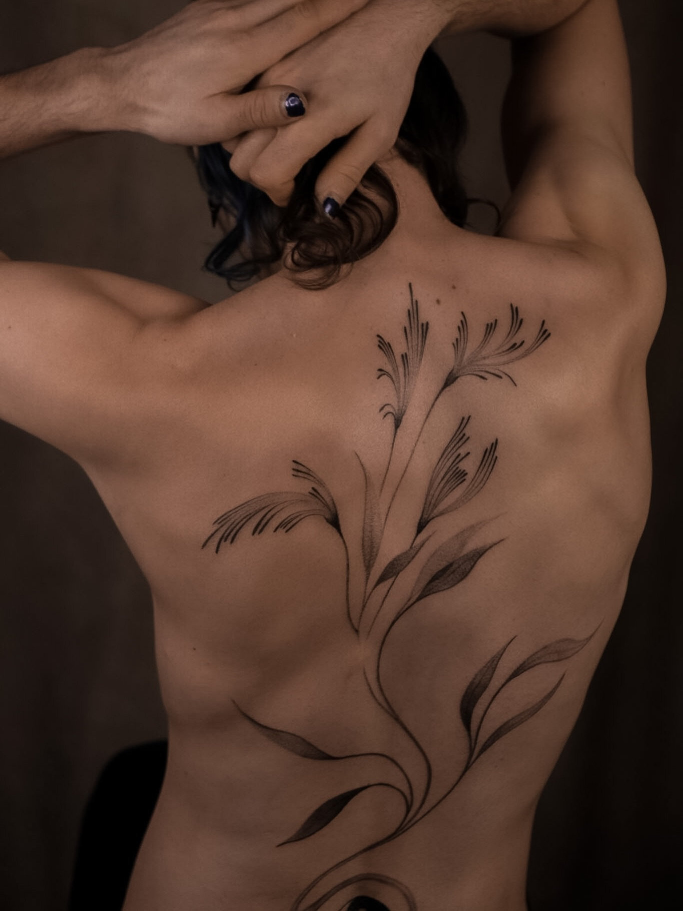 Botanische Linien am Rücken, Fineline-Tattoo von Anna im INTO Tattoo Studio in Wien.